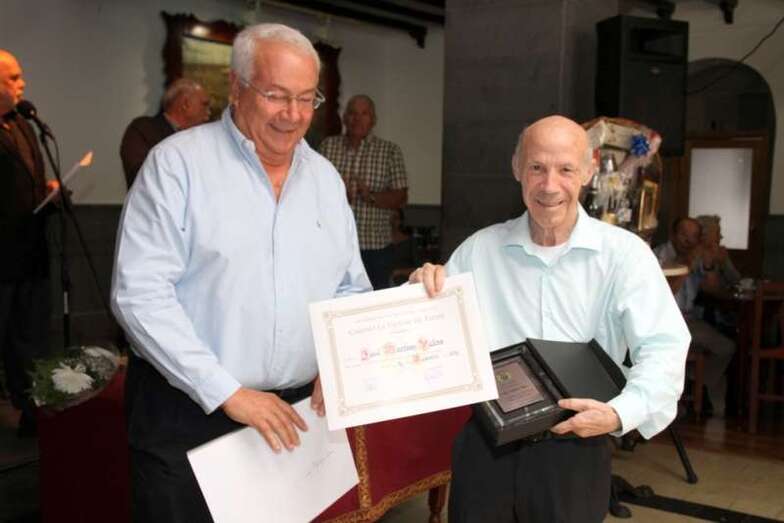 Mauricio Cruz (i) entrega a José Martín Valero el título de socio de honor en un acto celebrado en 2015 (Foto Jesús Ruiz Mesa)
